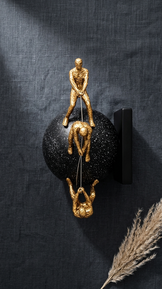 Abstract Tug of War Sculpture – Luxury home decor